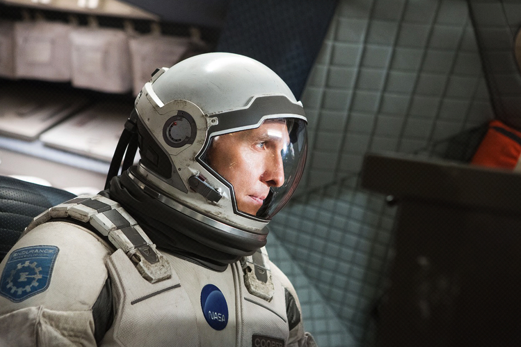 Cena do filme Interestelar, em que aparece em foco o personagem principal com roupas de astronauta da NASA.