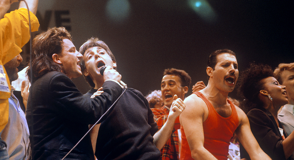Foto de Bono, Paul McCartney and Freddie Mercury no Live Aid.