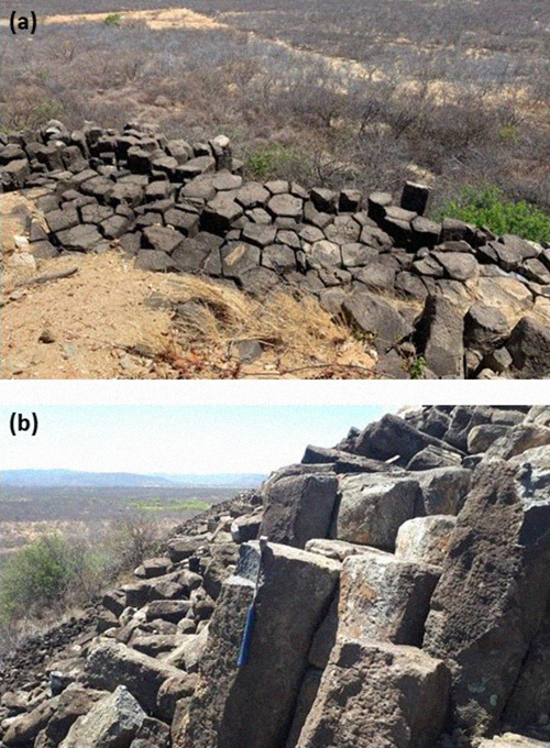 Estrutura vulcânica do tipo “disjunção colunar” no corpo intrusivo Cabelo de Negro-RN: (a) visão de superfície mostrando colunas com 5 e 6 faces e (b) visão lateral das colunas em posição vertical na parede do plug.