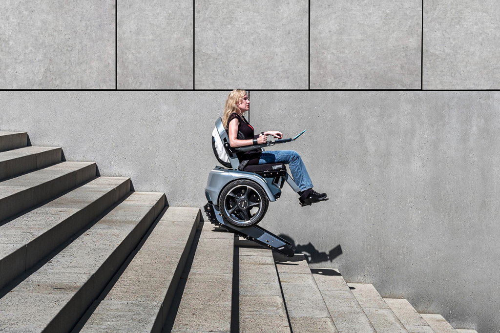 Imagem de uma pessoa descendo escadas na cadeira de rodas Bro, da Scewo.