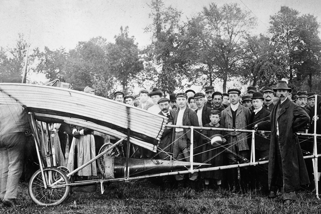 Santos Dumont pousando com o avião Demoiselle.