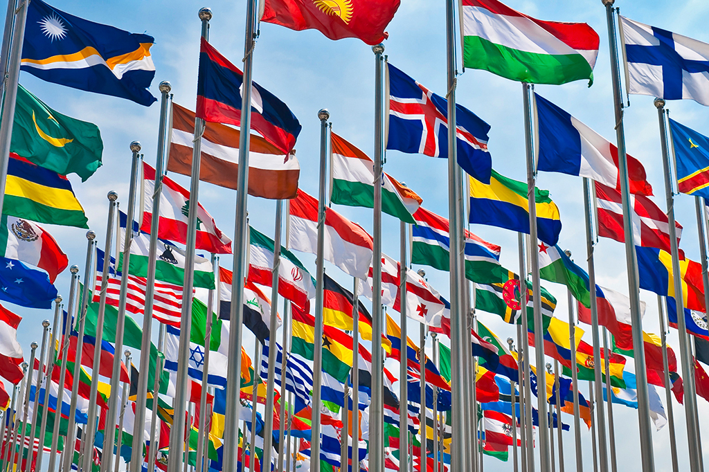 Bandeiras de diversos países hasteadas.