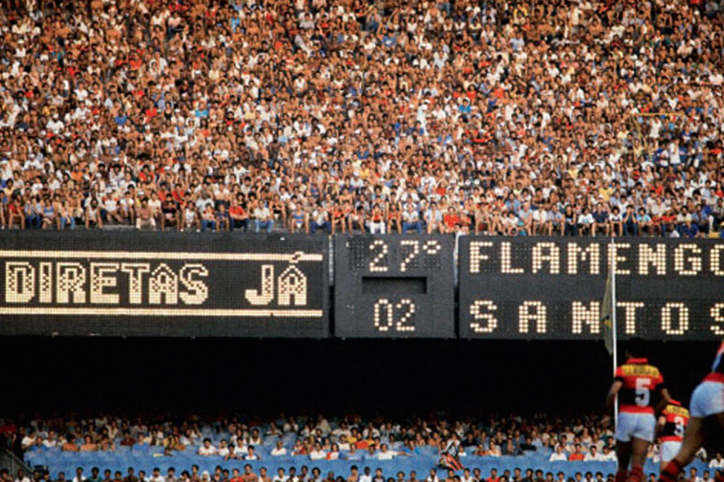 Telão do jogo entre Flamengo e Santos, em 1984, escrito "diretas já".