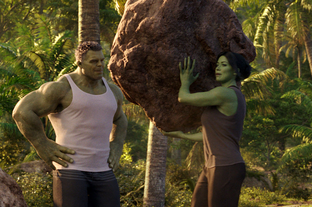 She-Hulk e Hulk na praia.