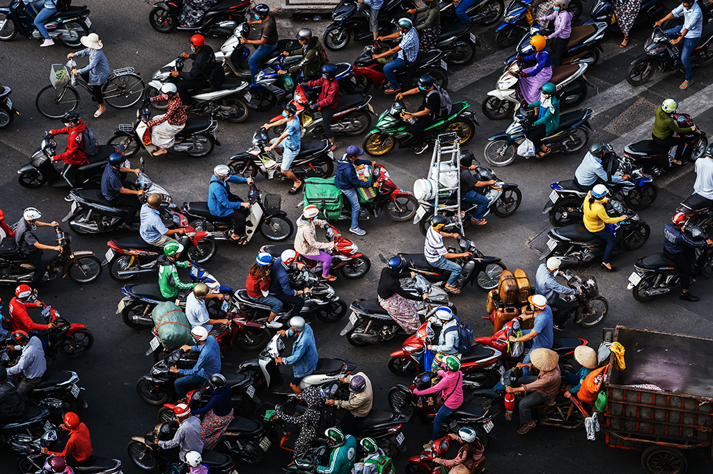 Trânsito intenso de motos, nas ruas do Vietnã.