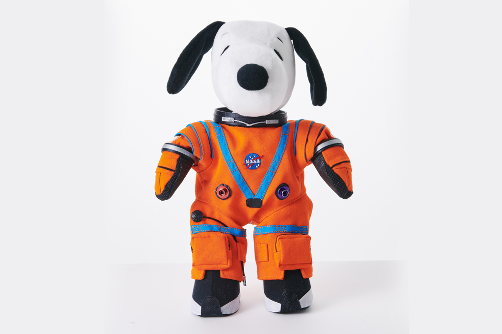 Foto da pelúcia do Snoopy vestido de astronauta.