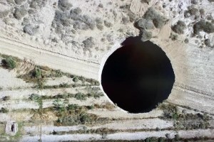O que explica a cratera de 32 metros formada no Chile