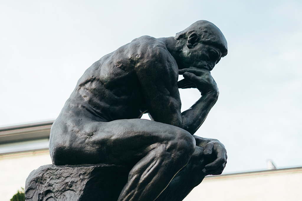 Foto da escultura "O Pensador", de Rodin.