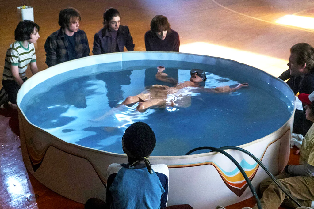 Imagem da Eleven de Stranger Things em um tanque de privação sensorial improvisado.
