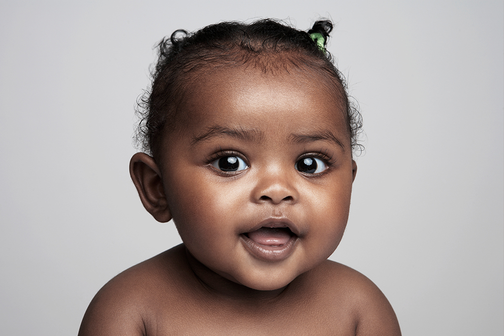 Retrato de bebê sorrindo.