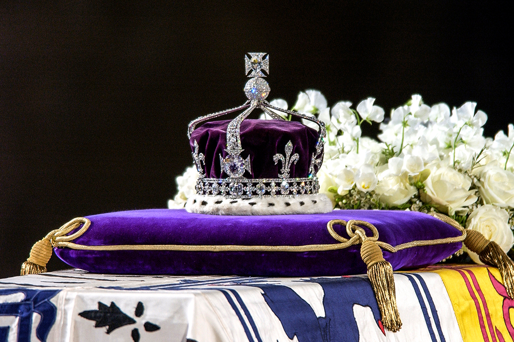 Coroa com o diamante Koh-i-Noor sobre o caixão da rainha consorte Elizabeth.