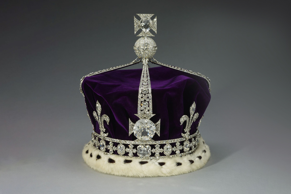 Coroa inglesa com o diamante Koh-i-Noor.