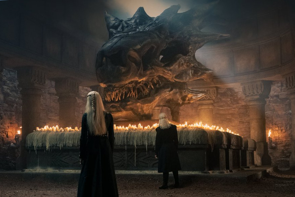 Personagens de House of the Dragon observando o crânio de Balerion.