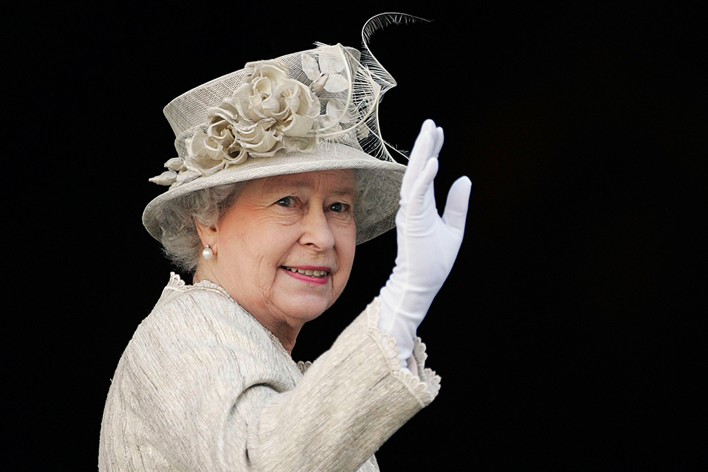 Fotografia retrato da Rainha Elizabeth II acenando.