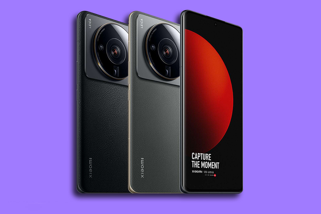 Fotografia de três celulares Xiaomi em fundo roxo liso.