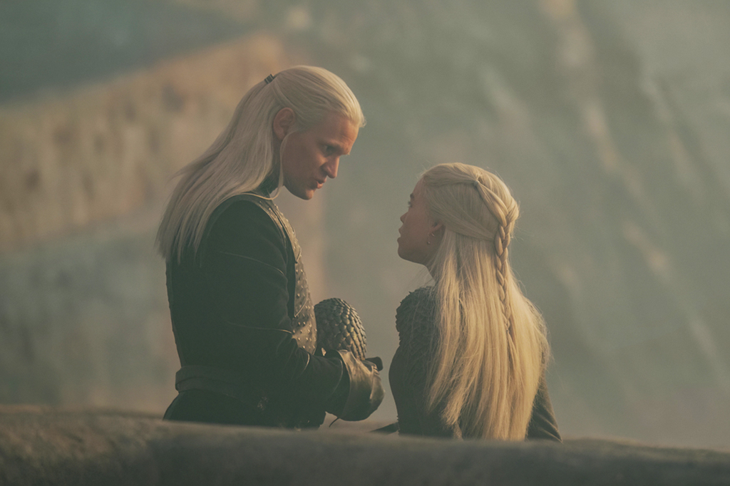 Captura de tela dos personagens Daemon e Rhaenyra Targaryen em cena de House of the Dragon.