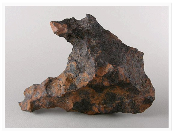 Fragmento do meteorito do Canyon Diablo, classificado como um siderito, e composto essencialmente por ferro e níquel.