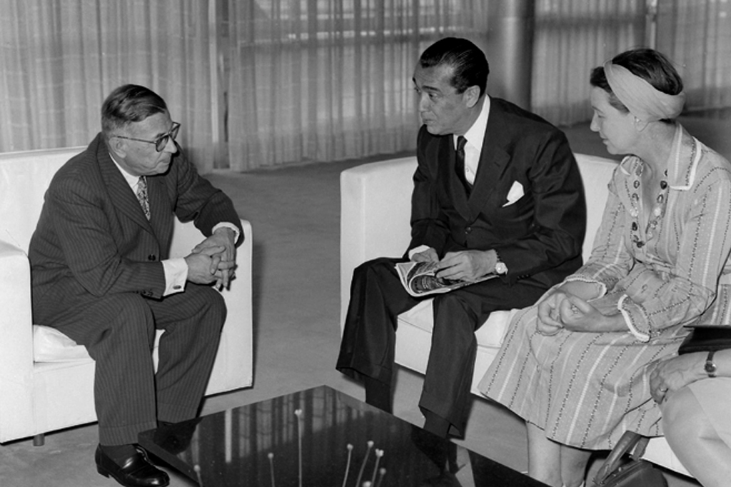 Jean-Paul Sartre e Simone de Beauvoir conversando com Juscelino Kubitschek.