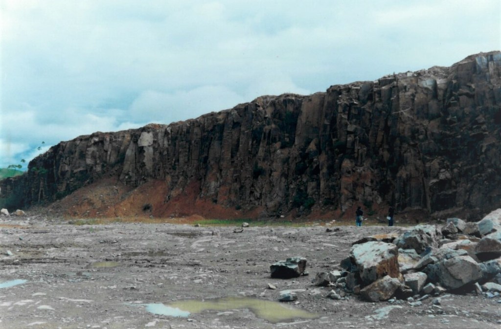 Rochas vulcanoclásticas ácidas datadas em aproximadamente 105 Ma, no EngenhoSaco, Ipojuca-PE