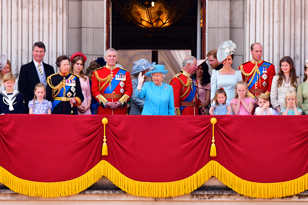 Foto da família real britânica na varanda do Palácio de Buckingham.