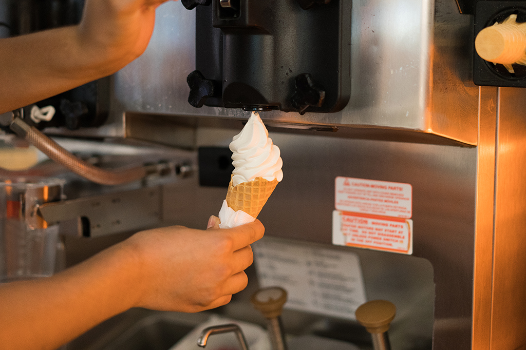 Casquinha de sorvete sendo preparada na máquina.