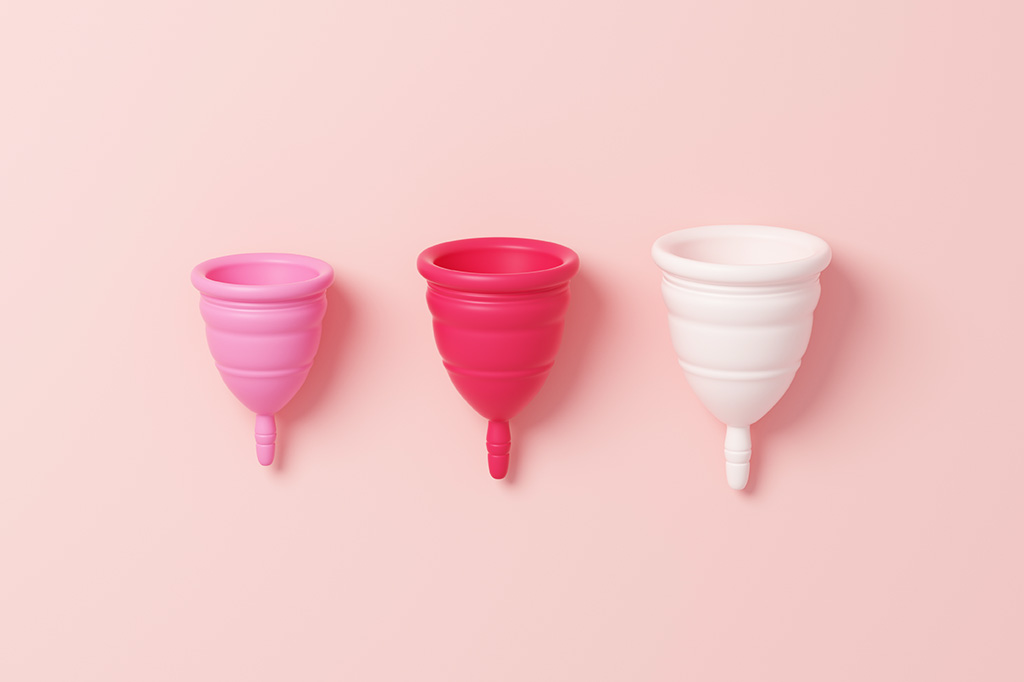 Fotografia de diferentes tamanhos de coletor menstrual.