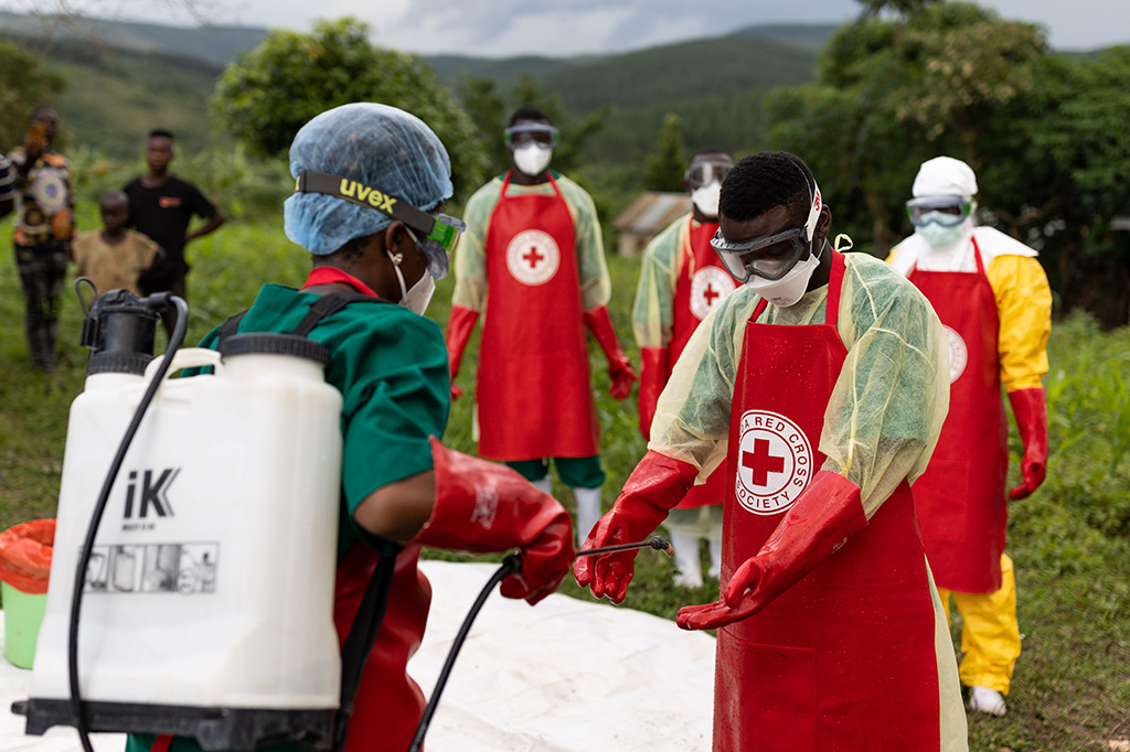 Fotorafia de enfermeiros lavando suas vestes depois de entrar em contato com pessoas que possuem o vírus Ebola em Uganda.