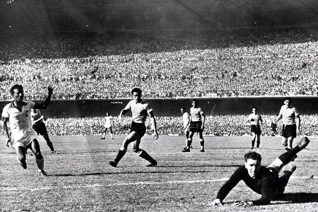 Fotografia em preto e branco de um jogo do Brasil na copa de 1950.