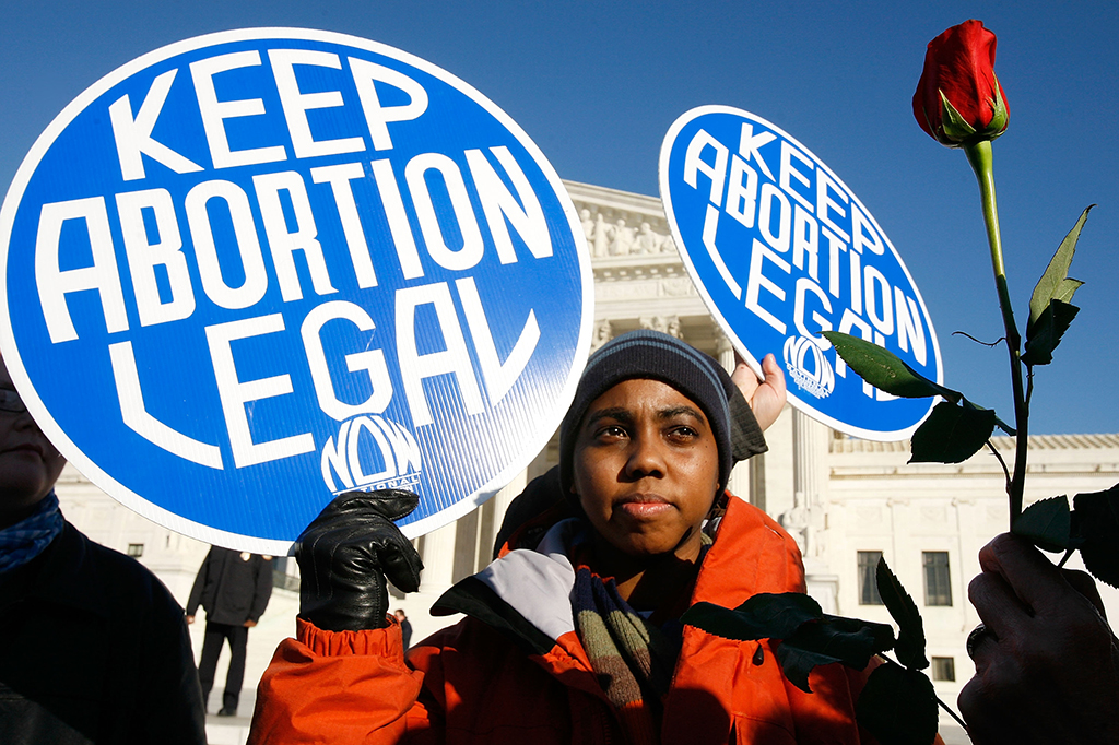 Ativista pró-aborto em frente ao Congresso americano.