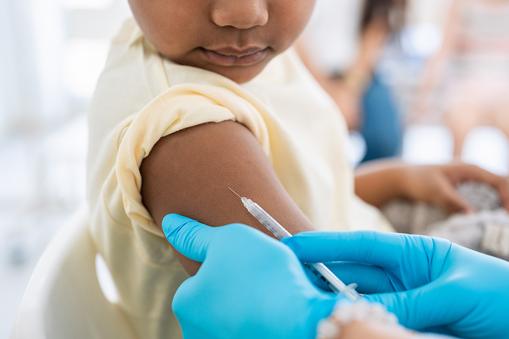 Criança sendo vacinada.