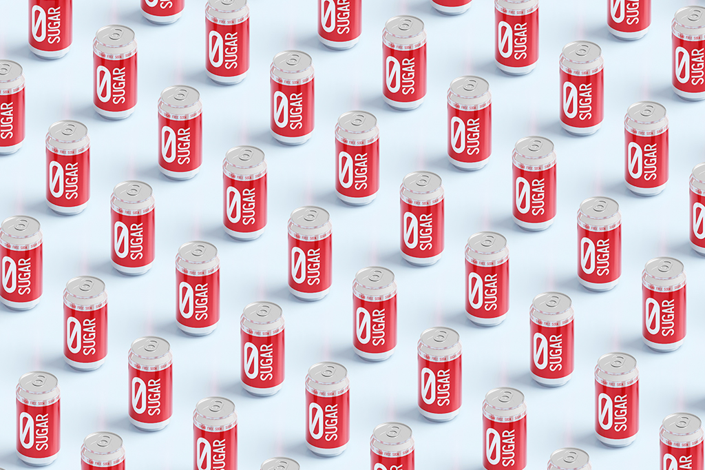 Múltiplas latas de refrigerante escrito "0 sugar" dispostas em fundo claro.