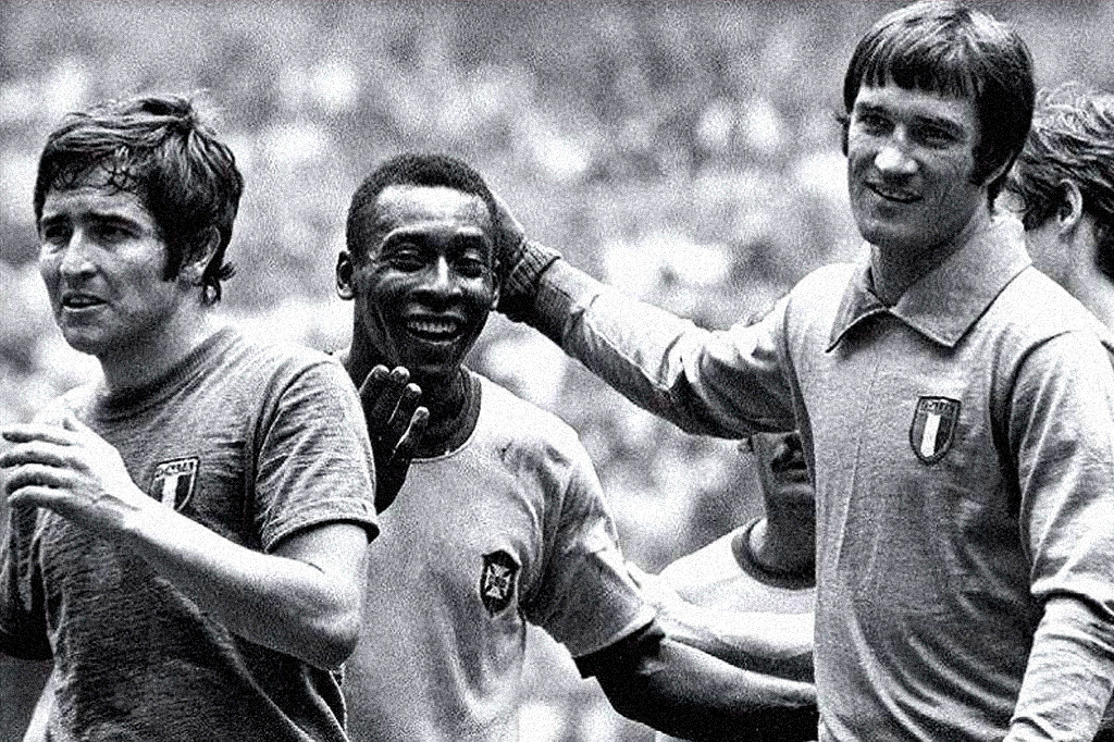 Pelé com os jogadores italianos Giancarlo De Sisti e Enrico Albertosina, na final da Copa de 1970.