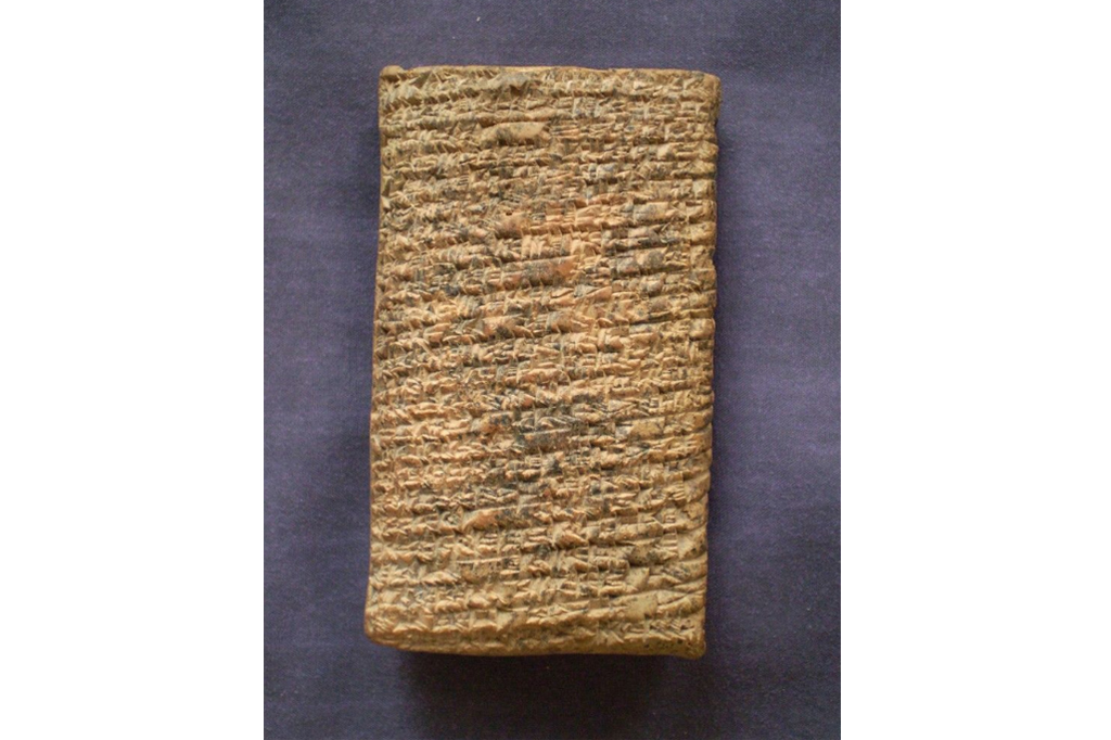 Fotografia de uma tabuleta de escrita cuneiforme com um texto da Enheduanna.