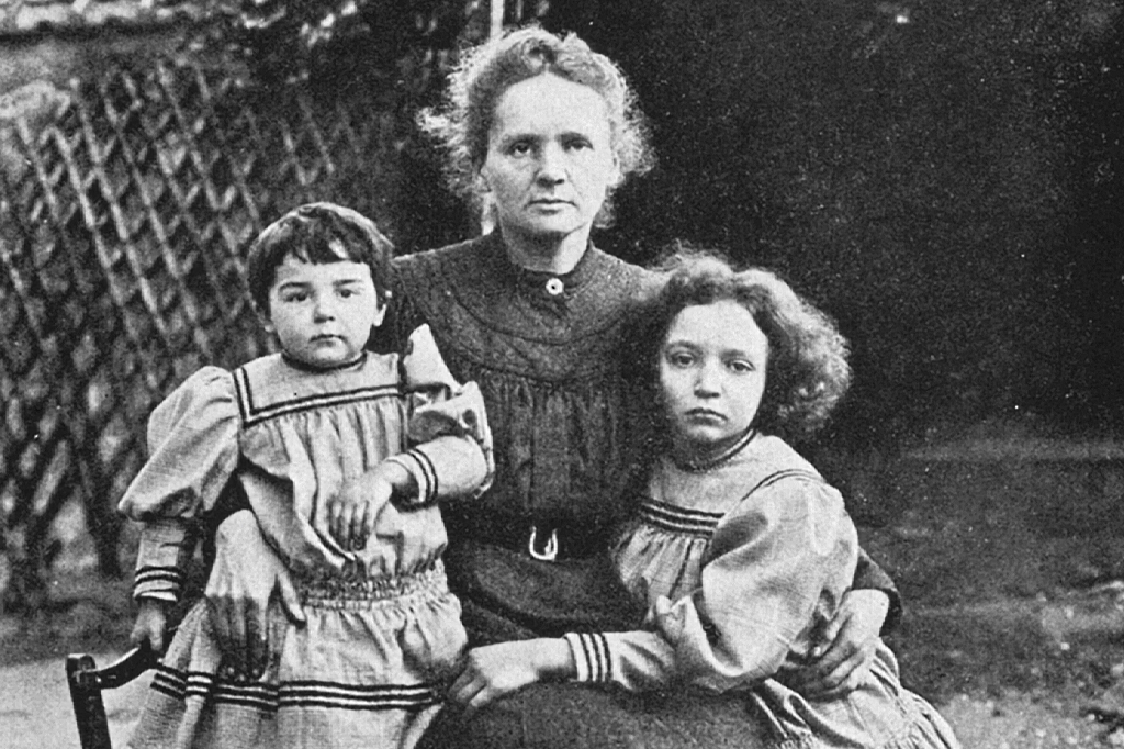 Retrato de Marie Curie com as filhas, Irène e Eve Curie.