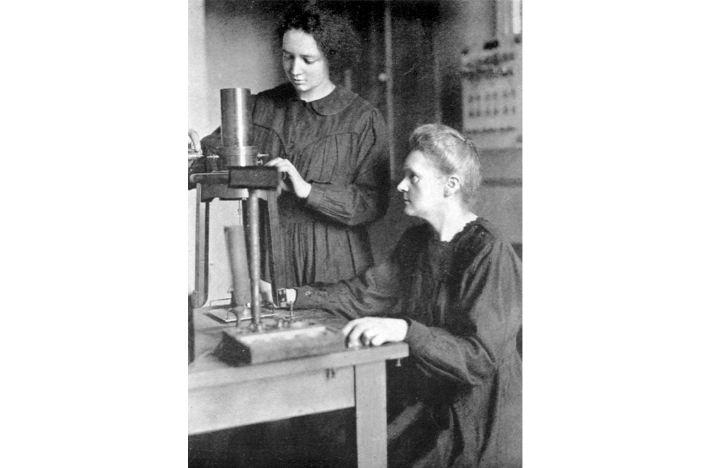 Marie Curie e Irène Curie em um laboratório.