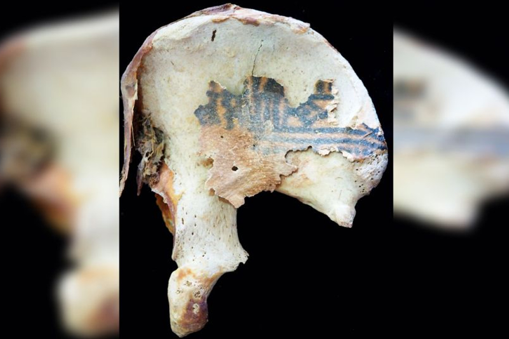 Imagem de fragmento de tatuagem no osso do quadril esquerdo de uma mulher egípcia mumificada enterrada em Deir el-Medina.