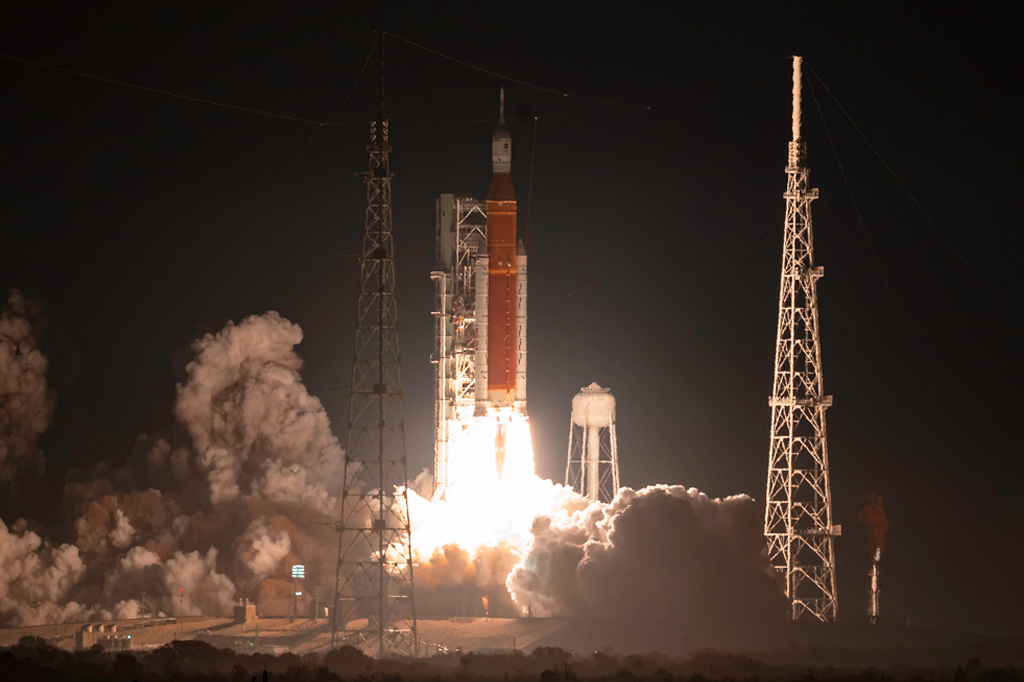 Foto do lançamento do foguete SLS, da missão Artemis 1.
