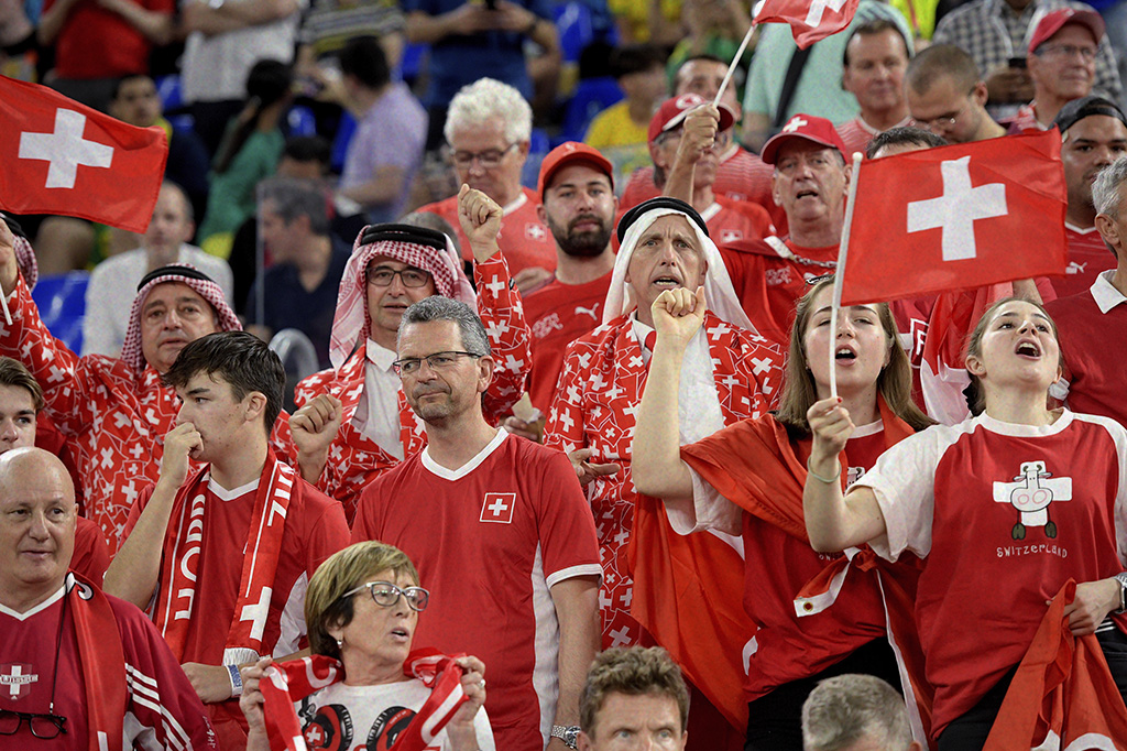 Torcedores da Suíça vibrando durante o jogo com o Brasil.