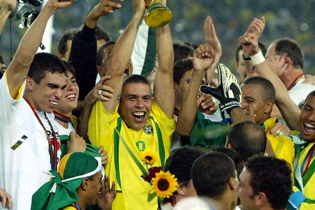 Foto da seleção brasileira de 2002 comemorando a vitória.