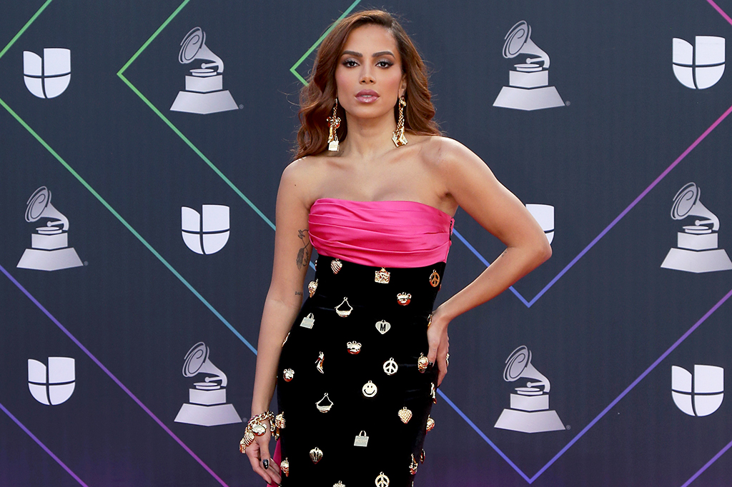 Foto de Anitta no tapete vermelho do Grammy Latino 2021.