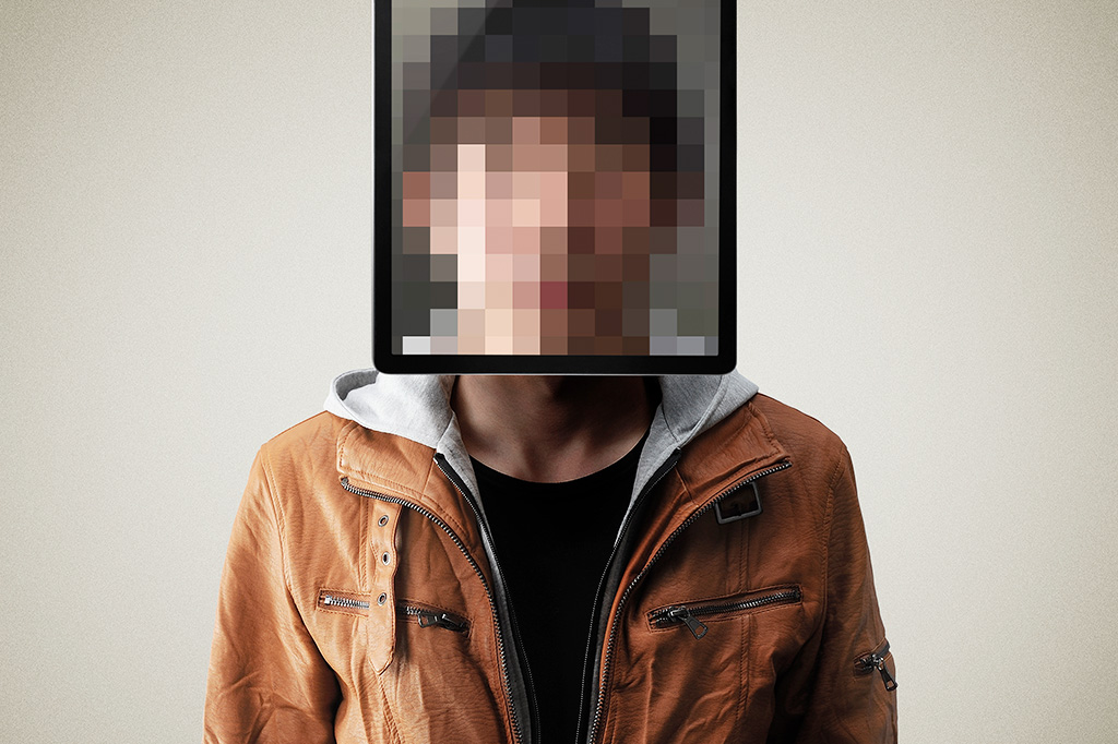 Foto de um homem de frente. Tem uma moldura quadrada em torno de sua cabeça e seu rosto está pixelado.