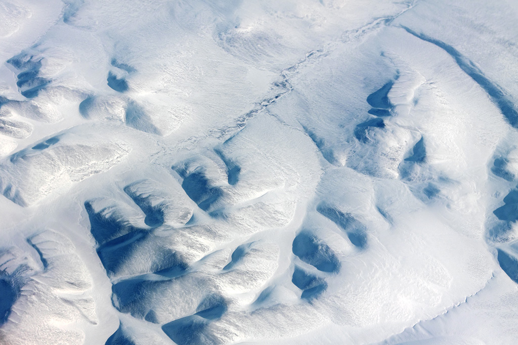 Fotografia de dunas de neve na Sibéria.