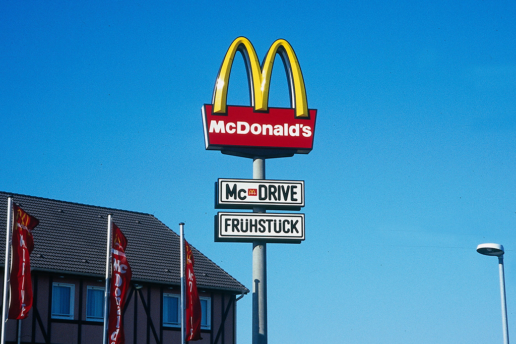 Foto de uma placa do McDonald's na Alemanha.