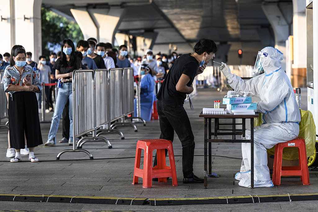Fila de pessoas para fazer teste para a Covid-19 em Guangzhou, na China.
