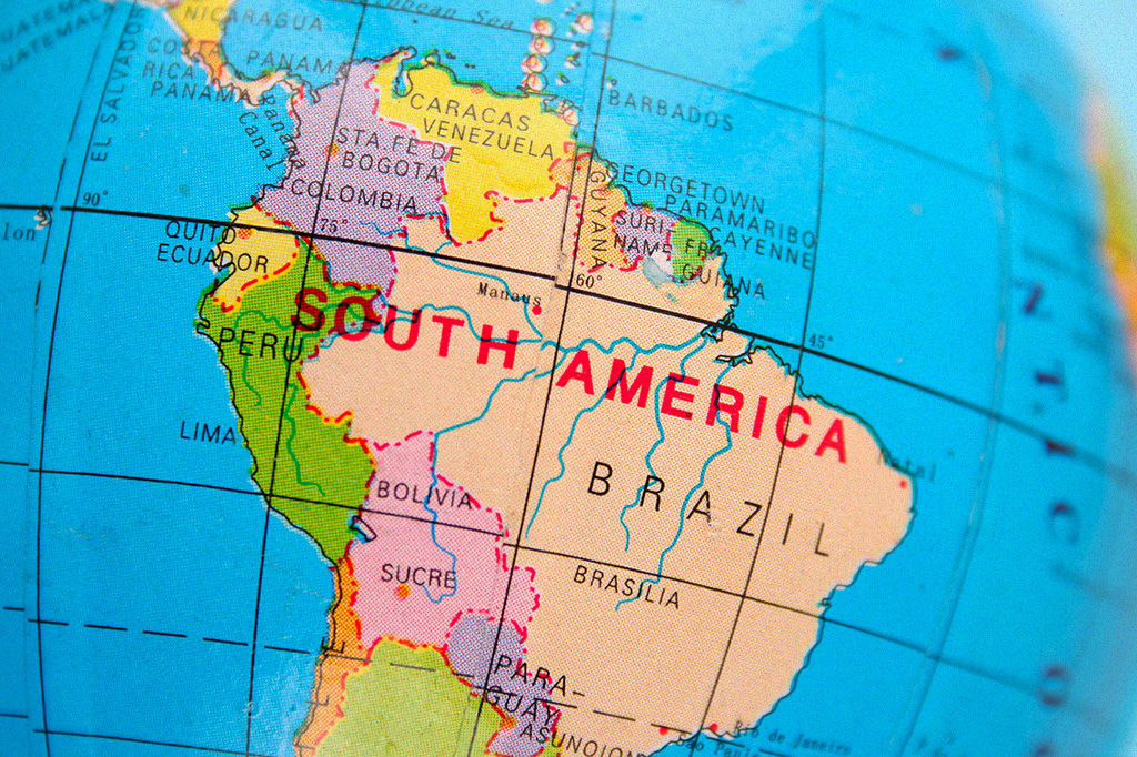 Foto de um globo terrestre mostrando a América do Sul.