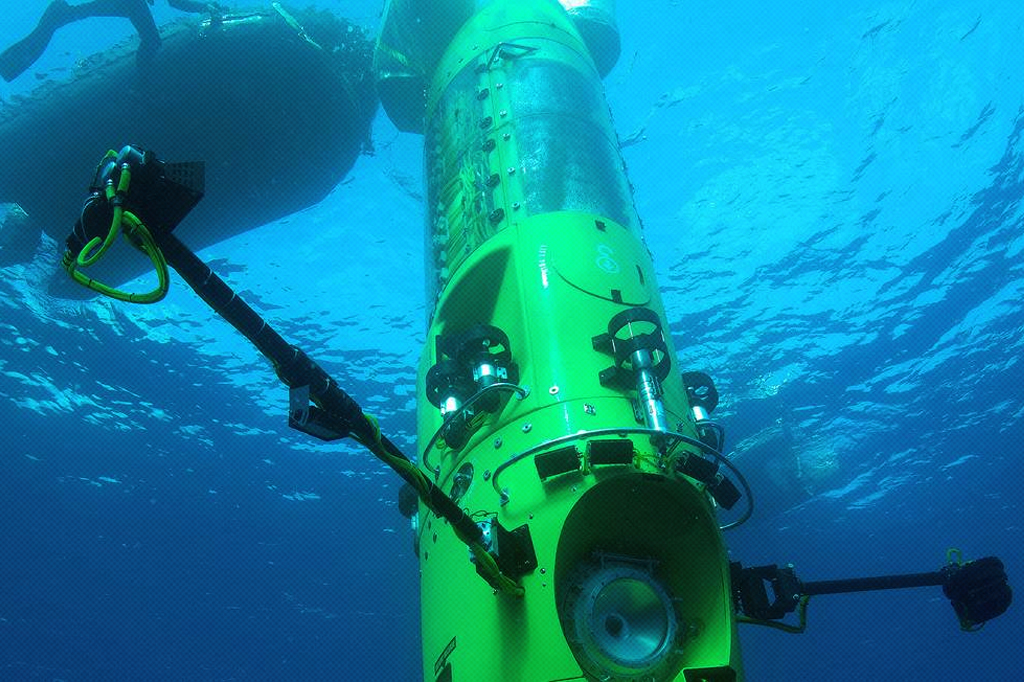 Imagem do submarino Deepsea Challenger, em mergulho na Fossa das Marianas.
