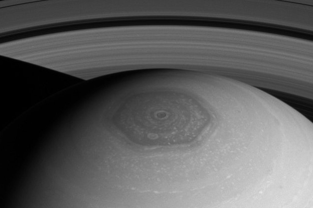 Fotografia do topo de Saturno, mostrando a forma hexagonal.
