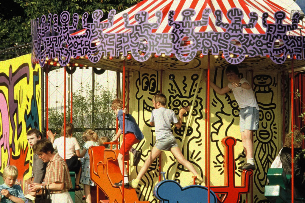Foto de crianças brincando em um carrossel temático do parque,
