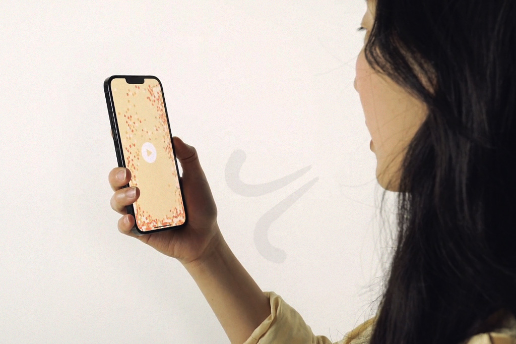 Foto mostrando uma mulher de perfil expirando com o celular na mão e o aplicativo Lungy aberto.