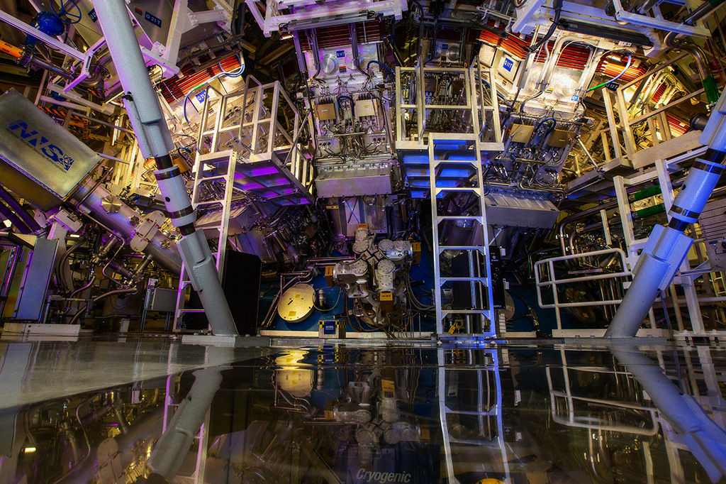 Foto mostrando o interior caótico de um reator nuclear.